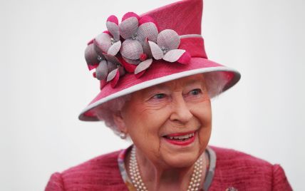 В розовом наряде и с ярким макияжем: 91-летняя королева Елизавета II на параде 