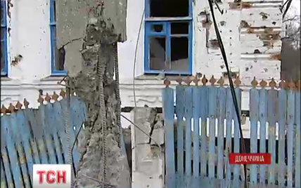 Наблюдатели ОБСЕ осматривают обстрелянный пригород Мариуполя