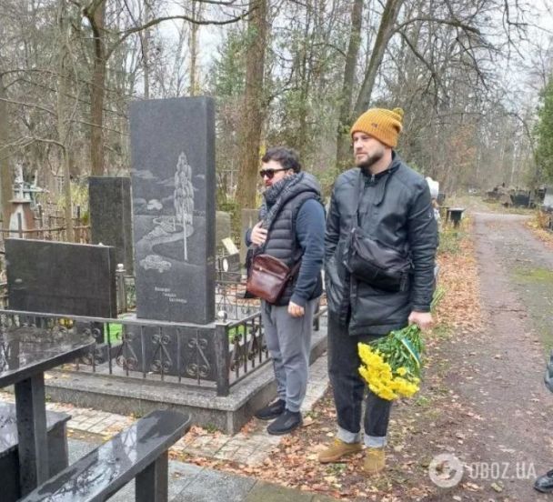 На могилу Руслани Писанки прийшли Руслан Сенічкін та Єгор Гордєєв / © obozrevatel.com