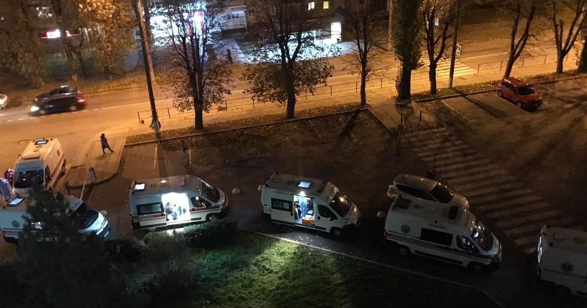 У Хмельницькому біля міської лікарні вишикувалася черга зі швидких з хворими на коронавірус: фото