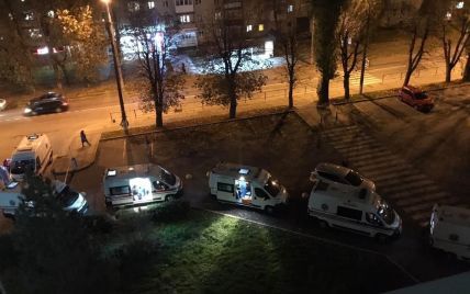 У Хмельницькому біля міської лікарні вишикувалася черга зі швидких з хворими на коронавірус: фото