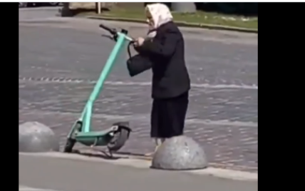 Не удалось покататься: в центре Львова бабушка громила электросамокаты