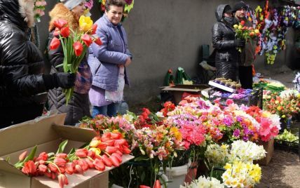 Поминальные дни в Украине: почему не стоит нести на кладбище искусственные цветы и чем их заменить