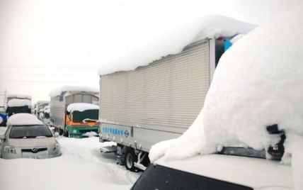Аномальний снігопад паралізував Японію: машини застрягли в заметах, тисячі будинків без світла
