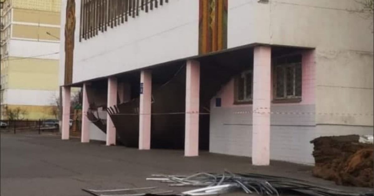 У Києві в школі, розташованій навпроти Дарницької РДА, впала підвісна стеля: фото