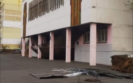 У Києві в школі, розташованій навпроти Дарницької РДА, впала підвісна стеля: фото