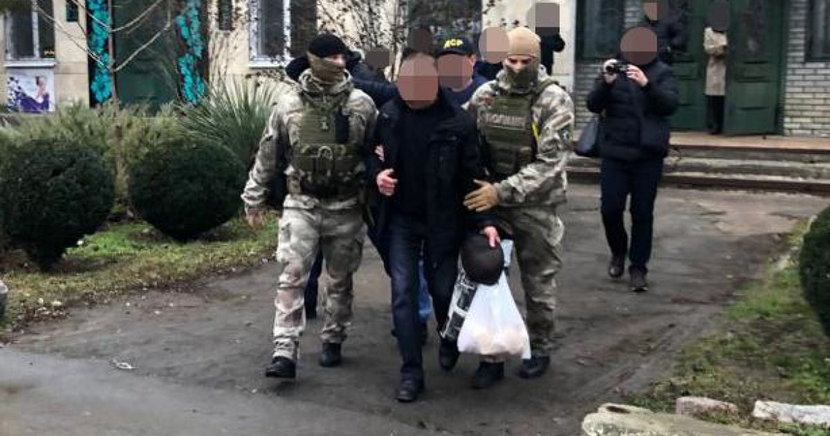 В Херсоне на вымогательстве взятки задержали депутата облсовета, который в 90-х годах был членом известной преступной банды