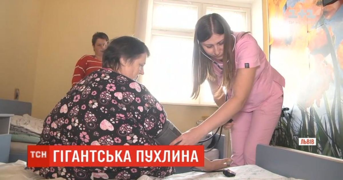 Львівські хірурги видалили жінці гігантську 20-кілограмову пухлину