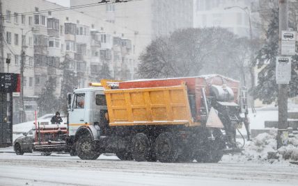 Київ засипало снігом: яка ситуація на дорогах (відео)