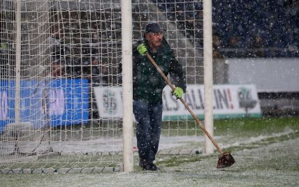 Погода-вратарь. В Германии снег помешал футболисту забить гол в пустые ворота