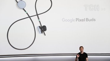 Беспроводные наушники Google Pixel Buds. / © Reuters
