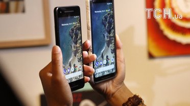 Google показала два новых смартфона - Pixel 2 и Pixel 2 XL. / © Reuters