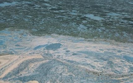 У Дніпропетровській області зацвіло і взялося жахливою піною Каховське водосховище: купатися в водоймі небезпечно