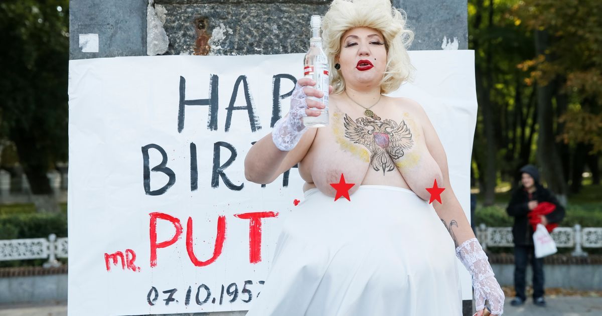 У Києві оголена активістка Femen привітала Путіна з днем народження_1 / © Reuters
