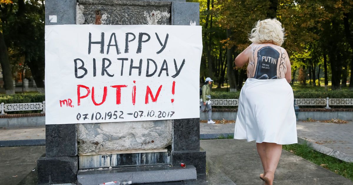 У Києві оголена активістка Femen привітала Путіна з днем народження_2 / © Reuters