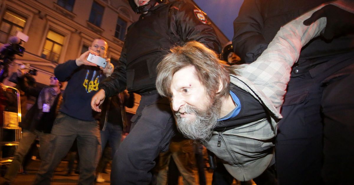 В России массово задерживают активистов, которые вышли на митинги в день рождения Путина 