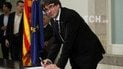 Карлес Пучдемонт подписывает "декларацию о независимости" Каталонии. 
