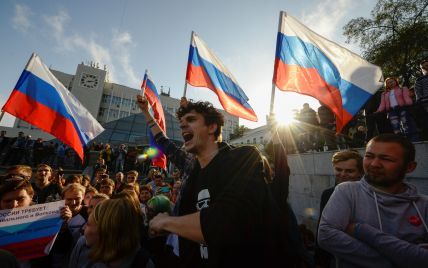 У РФ на протестах опозиції в день народження Путіна уже затримали понад сотню осіб 