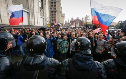 В России на акциях в поддержку Навального арестовали почти 300 человек