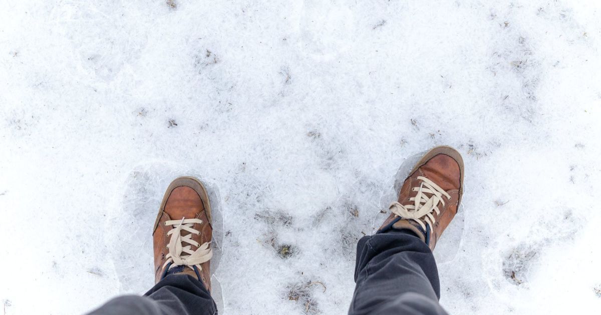 Как сделать подошву обуви нескользкой: 10 простых способов