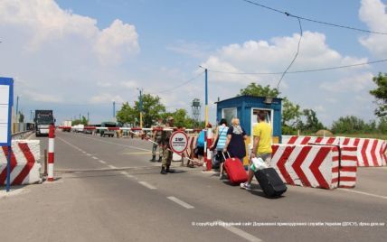 На админгранице с Крымом пограничникам пытались дать взятку российскими рублями