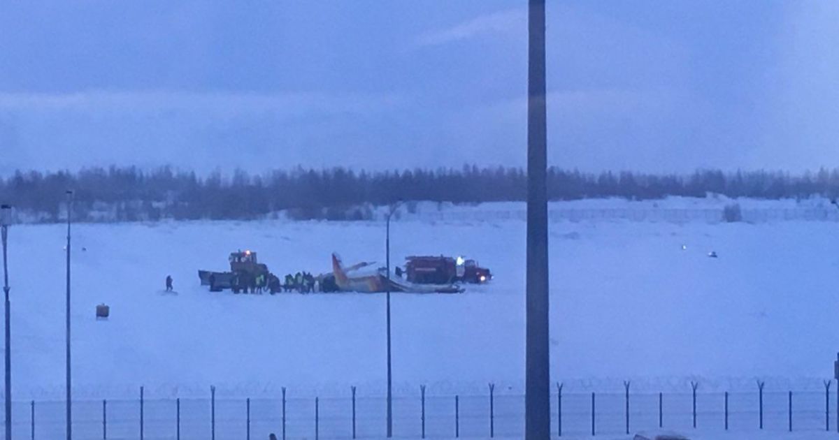 В России в  аэропорту упал самолет: погибли два человека, среди них - ребенок