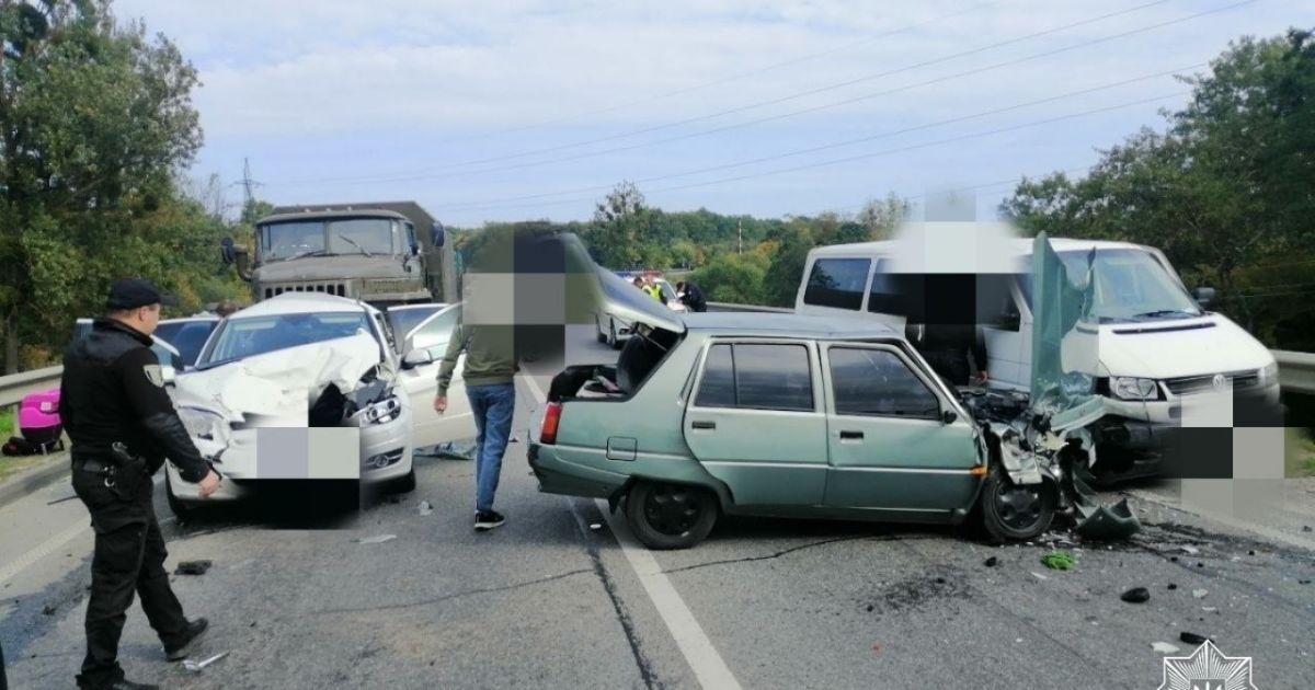 Під Львовом зіткнулись 4 автомобілі: на трасі Київ-Чоп ускладнений рух (фото)