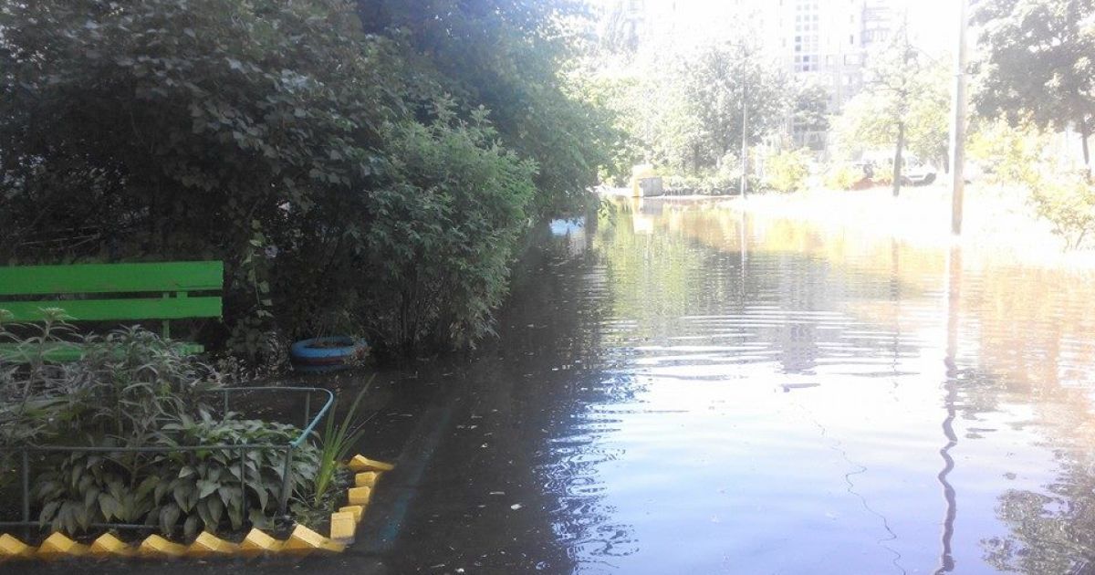 Двор на Оболони залило водой / © Оболонь