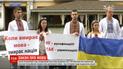 Под стенами Конституционного суда украинцы устроили акцию против отмены закона о языке