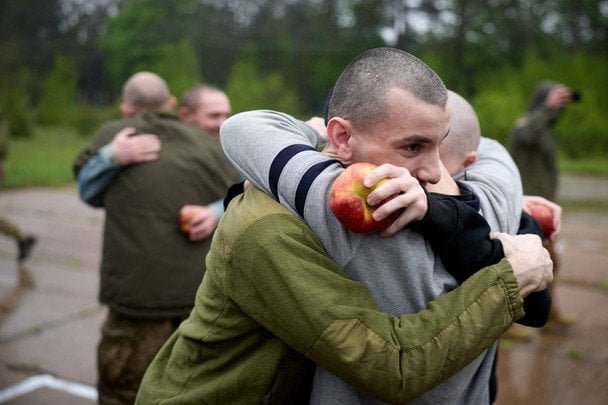 Обмін полоненими: серед звільнених військових є захисники "Азовсталі" (відео)