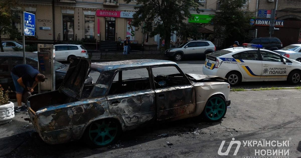 В центре Киева взорвался и полностью сгорел автомобиль