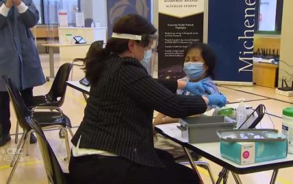 "Свет в конце тоннеля": в Канаде сделали первую прививку от коронавируса вне испытаний