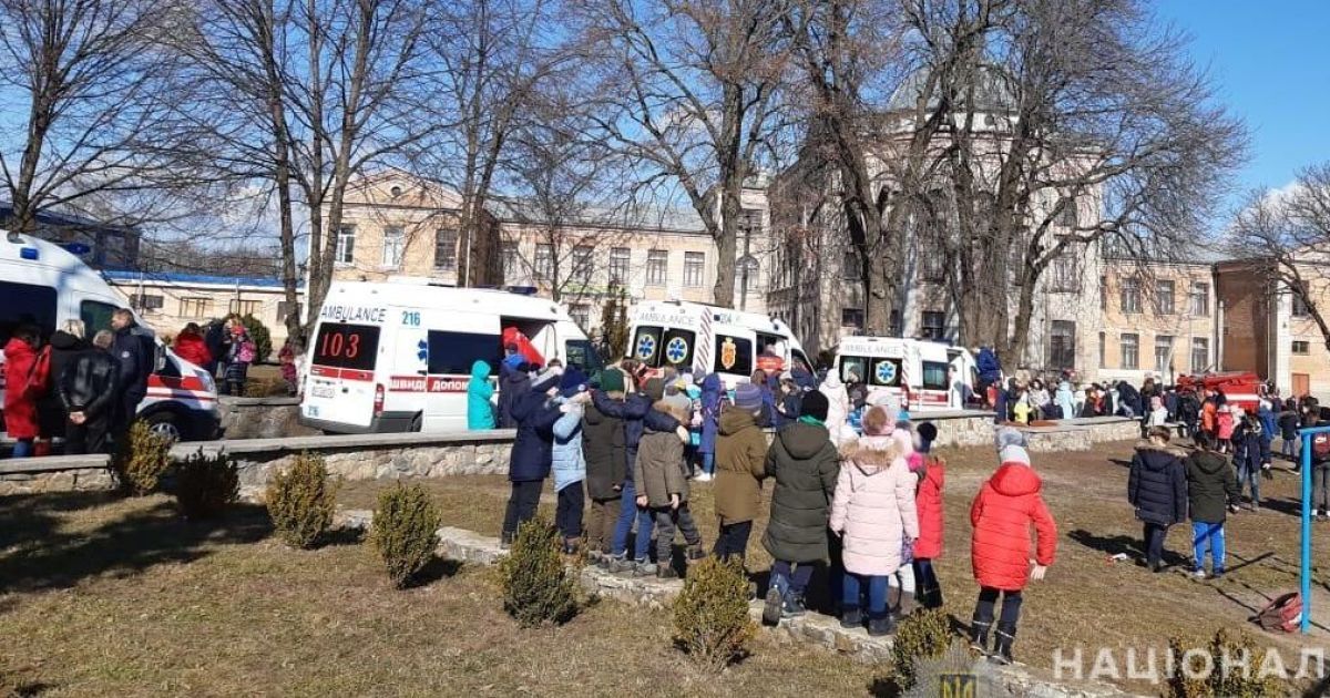 У Київській області невідомий розпорошив сльозогінний газ у ліцеї: 16 учнів госпіталізовано