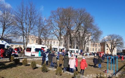 У Київській області невідомий розпорошив сльозогінний газ у ліцеї: 16 учнів госпіталізовано