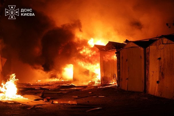 8 августа 2026. Россия снова атаковала Киев — на местах попаданий возникли пожары.
