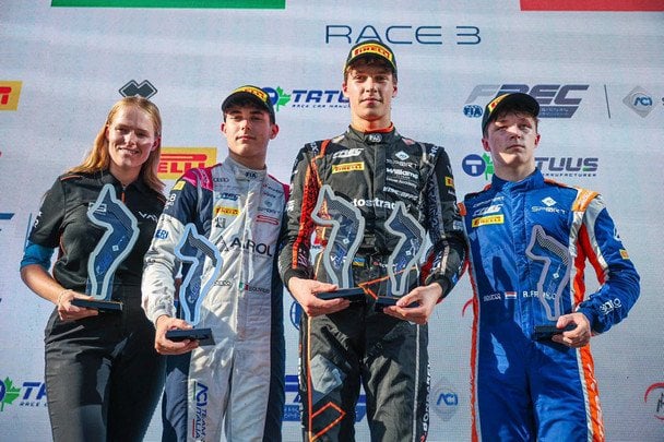 Александр Бондарев (второй срава) на подиуме после победы в Имоле / FIA Formula Regional European Championship