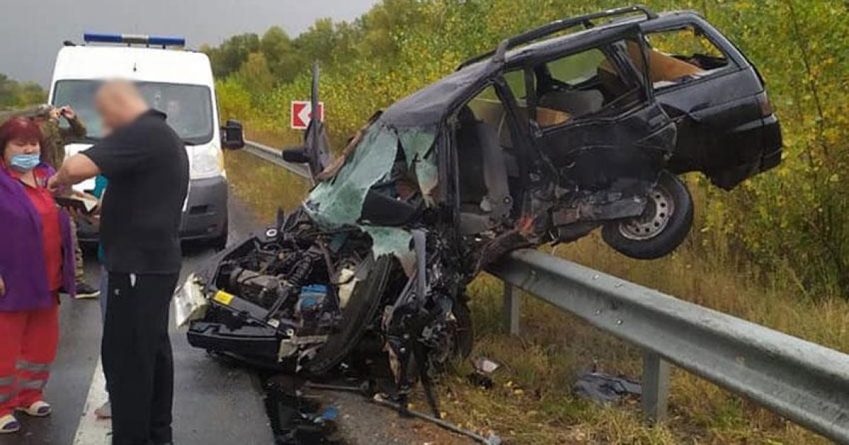На трасі у Чернігівській області зіткнулись легковики – дві людини загинули на місці