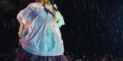Адель спряталась от дождя под плащом из полиэтилена прямо посреди концерта