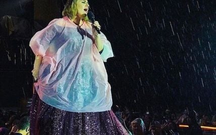 Адель спряталась от дождя под плащом из полиэтилена прямо посреди концерта