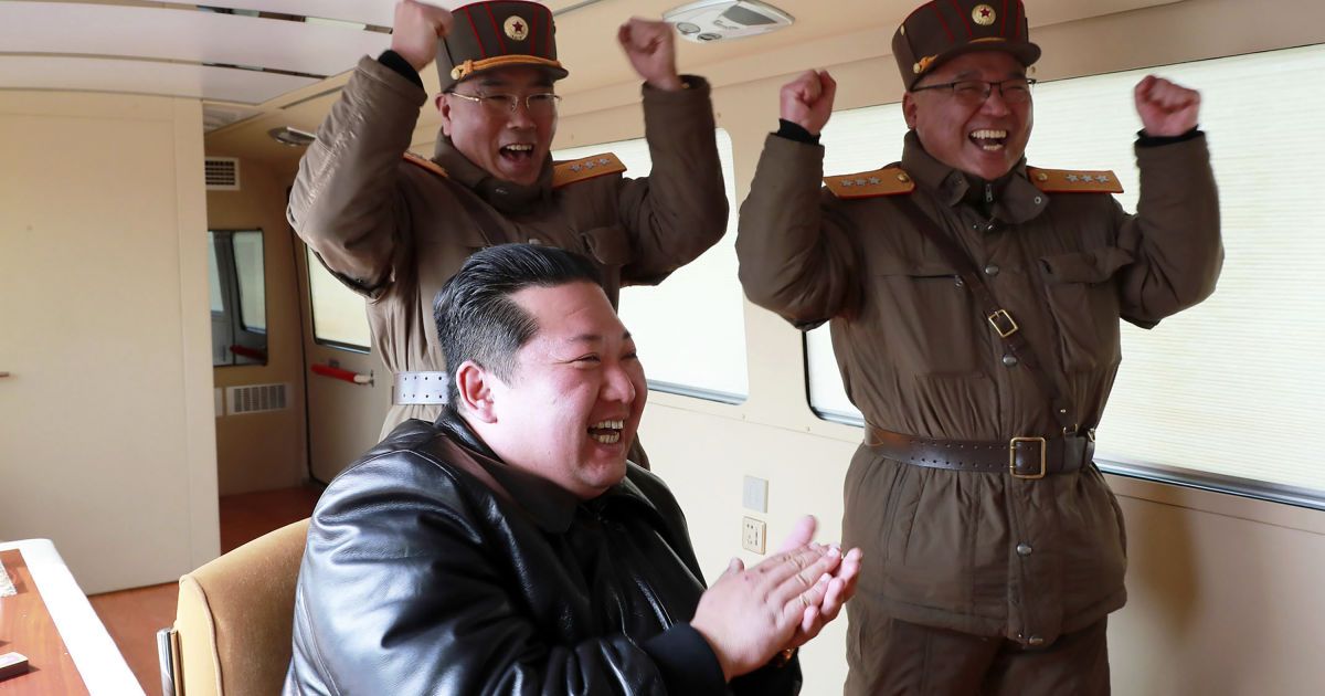 Лідер КНДР Кім Чен Ин спостерігає за запуском балістичної ракети