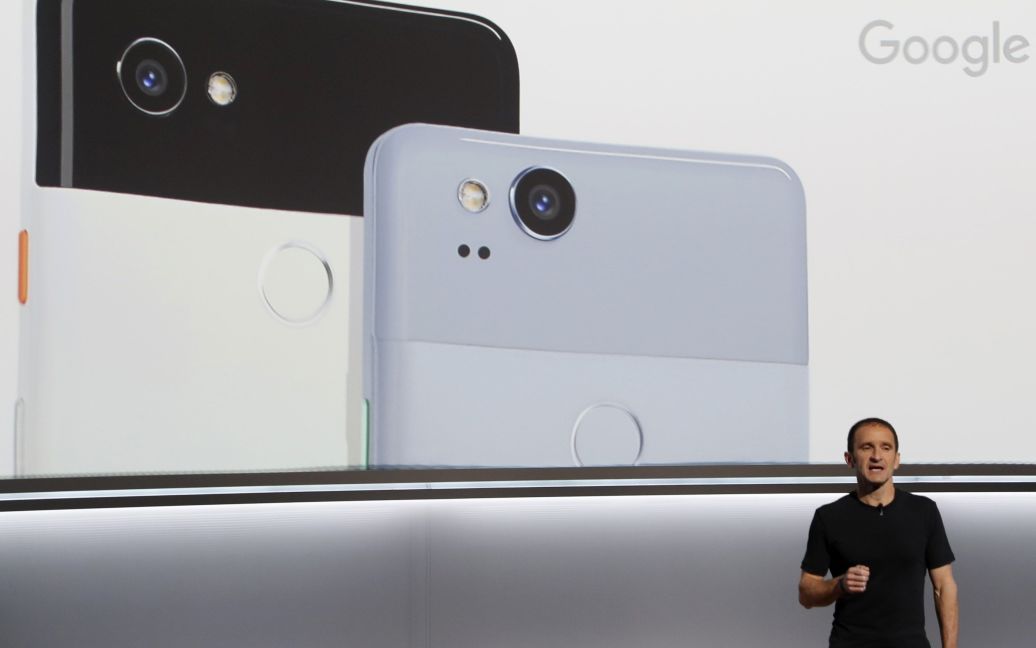 Google показала два новых смартфона - Pixel 2 и Pixel 2 XL. / © Reuters