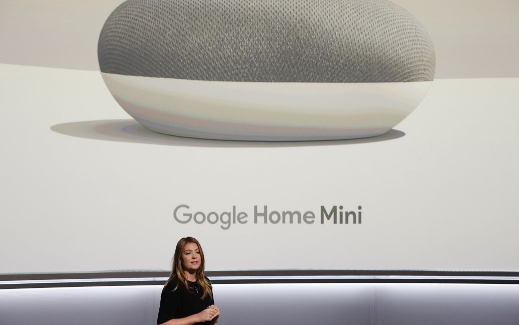 Колонка Google Home Mini стоит всего 49 долларов. / © Reuters