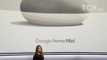Колонка Google Home Mini стоит всего 49 долларов. / © Reuters