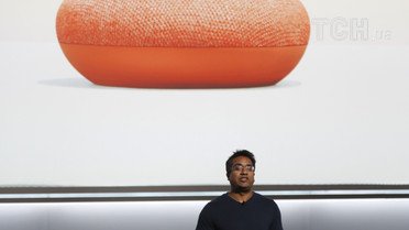 Колонка Google Home Mini стоит всего 49 долларов. / © Reuters