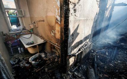 Ликвидация возгорания после попадания боеприпасов и сброс воды из авиации ГСЧС: в Калиновке продолжается борьба с огнем