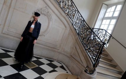 Стильная Карли Клосс сверкнула голым животом на фотоколле перед показом Christian Dior