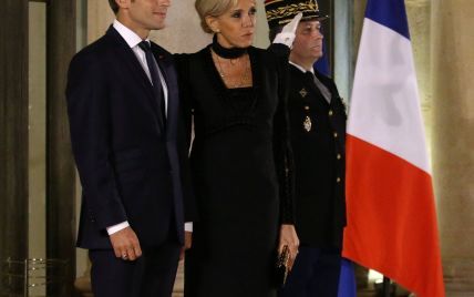 В строгом платье и с чокером на шее: светский выход первой леди Франции Брижит Макрон