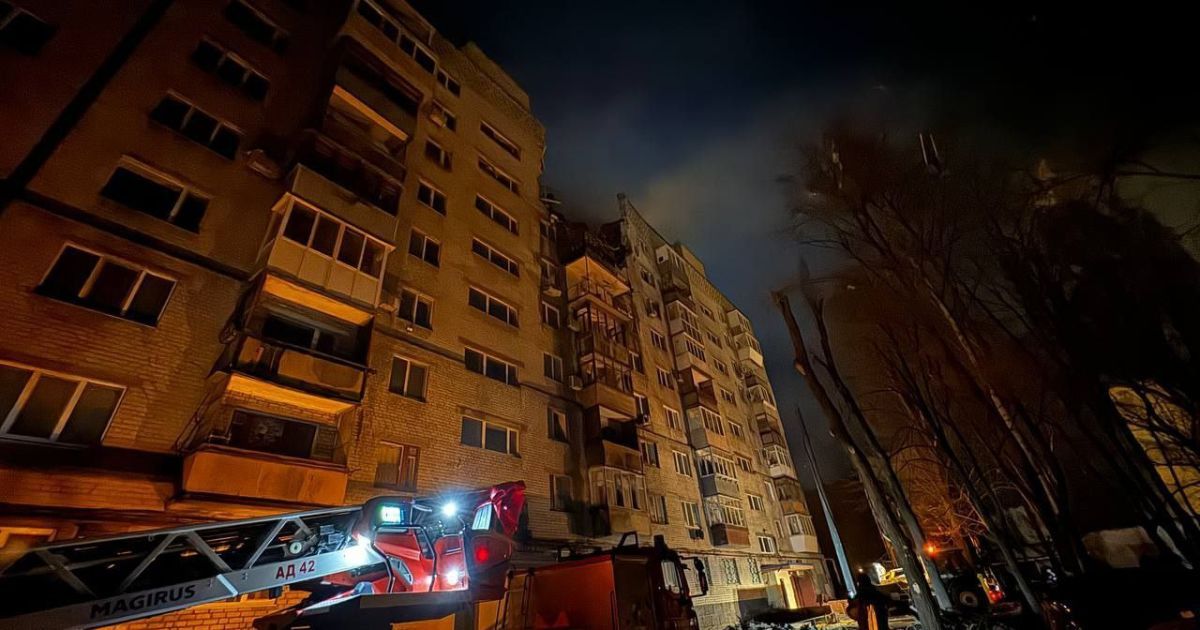 Наслідки удару безпілотника у багатоповерхівку у Дніпрі