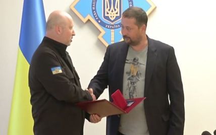 Руководитель управления журналистских проектов 1+1 Максим Шиленко получил награду от секретаря СНБО