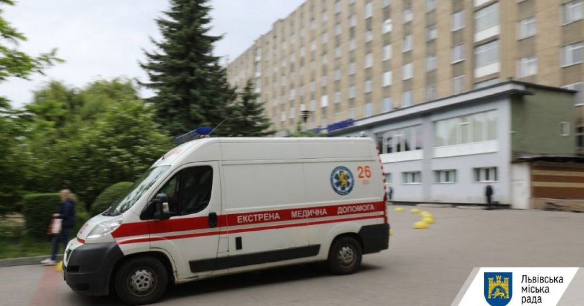 У Львові літня жінка випала з автобуса під час зупинки - її забрала швидка Фото / Львівська міська рада